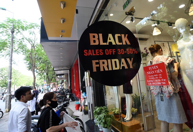 Phố Chùa Bộc nhộn nhịp mua bán dù chưa đến ngày Black Friday - Ảnh 11.