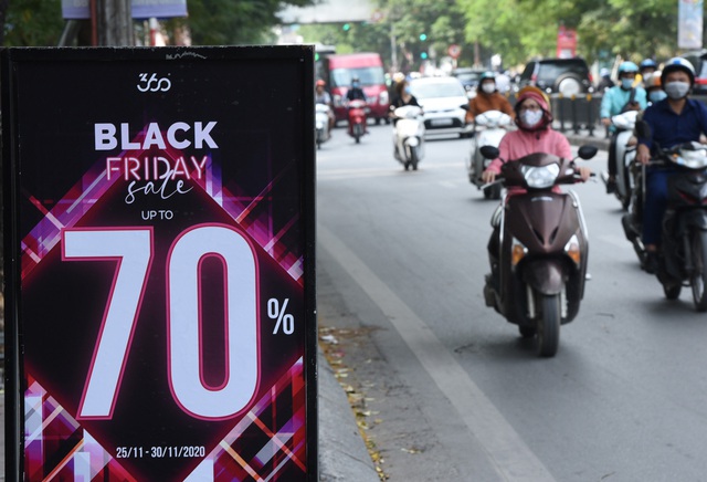 Phố Chùa Bộc nhộn nhịp mua bán dù chưa đến ngày Black Friday - Ảnh 13.