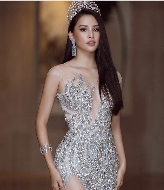 Hoa hậu Tiểu Vy mặc váy nặng 40 kg - Ảnh 1.