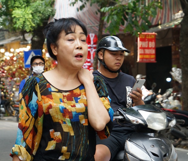 Phạt đến 3 triệu đồng nhưng người dân Hà Nội vẫn thờ ơ không đeo khẩu trang nơi công cộng - Ảnh 3.