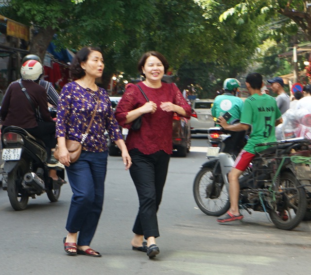 Phạt đến 3 triệu đồng nhưng người dân Hà Nội vẫn thờ ơ không đeo khẩu trang nơi công cộng - Ảnh 9.