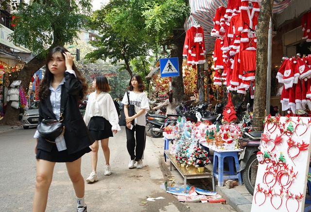 Phạt đến 3 triệu đồng nhưng người dân Hà Nội vẫn thờ ơ không đeo khẩu trang nơi công cộng - Ảnh 10.