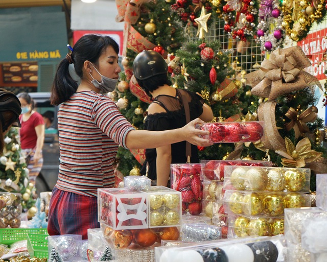 Phạt đến 3 triệu đồng nhưng người dân Hà Nội vẫn thờ ơ không đeo khẩu trang nơi công cộng - Ảnh 14.