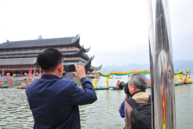 Thưởng thức màn biểu diễn bơi thuyền múa lân sư rồng trên hồ Tam Chúc - Ảnh 5.