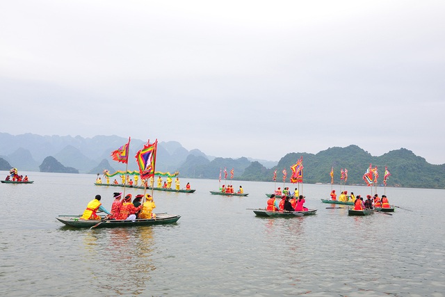 Thưởng thức màn biểu diễn bơi thuyền múa lân sư rồng trên hồ Tam Chúc - Ảnh 2.