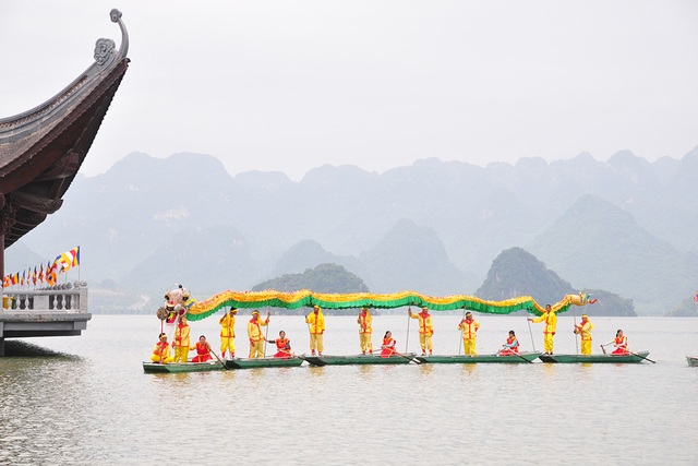 Thưởng thức màn biểu diễn bơi thuyền múa lân sư rồng trên hồ Tam Chúc - Ảnh 6.