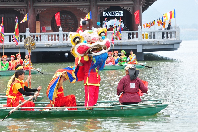 Thưởng thức màn biểu diễn bơi thuyền múa lân sư rồng trên hồ Tam Chúc - Ảnh 4.