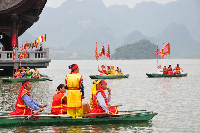 Thưởng thức màn biểu diễn bơi thuyền múa lân sư rồng trên hồ Tam Chúc - Ảnh 7.