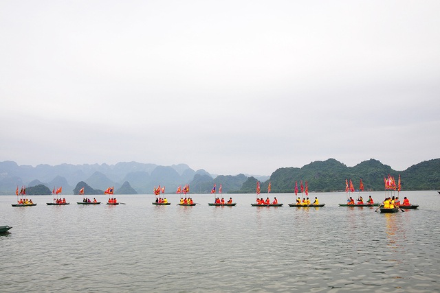 Thưởng thức màn biểu diễn bơi thuyền múa lân sư rồng trên hồ Tam Chúc - Ảnh 3.