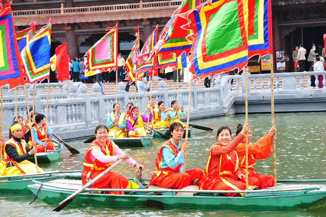 Thưởng thức màn biểu diễn bơi thuyền múa lân sư rồng trên hồ Tam Chúc - Ảnh 8.