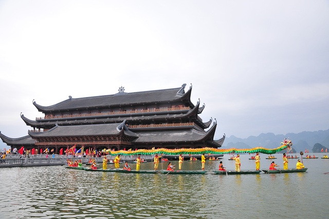 Thưởng thức màn biểu diễn bơi thuyền múa lân sư rồng trên hồ Tam Chúc - Ảnh 1.
