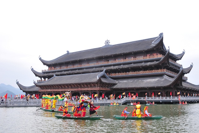 Thưởng thức màn biểu diễn bơi thuyền múa lân sư rồng trên hồ Tam Chúc - Ảnh 9.