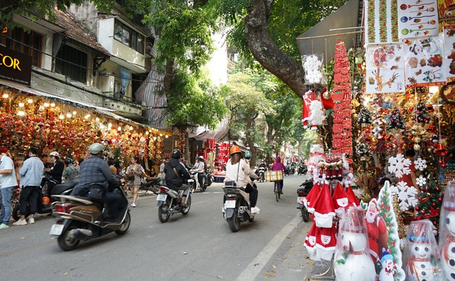 Hà Nội: Phố Hàng Mã lung linh sắc màu trước thềm Giáng sinh - Ảnh 2.