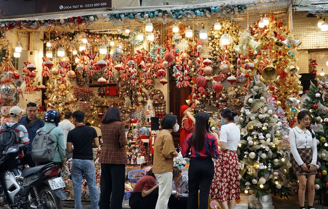 Hà Nội: Phố Hàng Mã lung linh sắc màu trước thềm Giáng sinh - Ảnh 7.