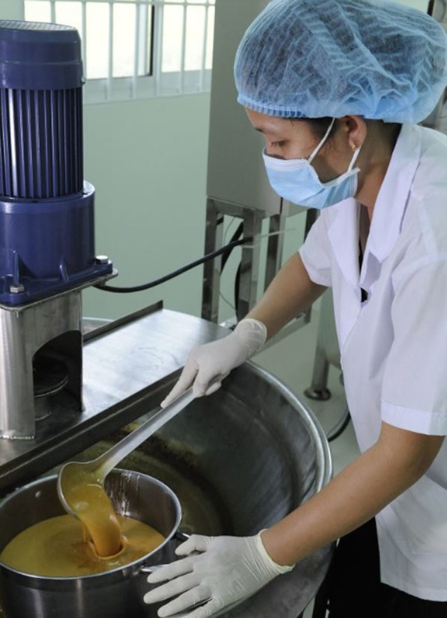 M&aacute;t xa hoa dừa, người phụ nữ Tr&agrave; Vinh thu nửa tỷ mỗi th&aacute;ng - Ảnh 5.