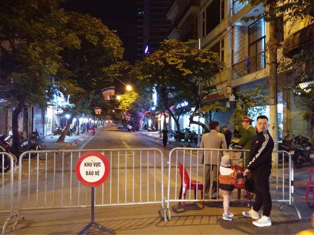 Vụ phát hiện bom phá 340kg ở Hà Nội: Yêu cầu người dân trong bán kính 200m không dùng điện thoại và di dời trong đêm - Ảnh 3.