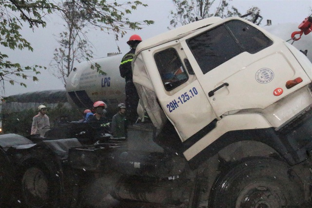 Xe đầu kéo tông xe tải chờ đèn đỏ ở Quảng Nam, 1 người chết - Ảnh 2.