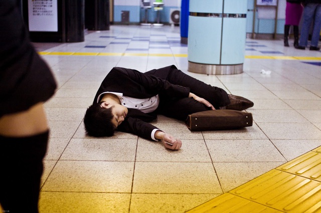 Nhật Bản: Hơn 700 nam giới tự sát chỉ trong một tháng - Ảnh 1.