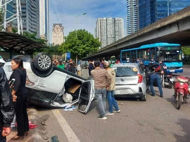 Xế hộp lật ngửa sau tai nạn li&ecirc;n ho&agrave;n - Ảnh 1.