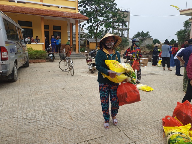 Báo Gia đình và Xã hội tiếp tục trao quà cho đồng bào vùng lũ tỉnh Quảng Bình - Ảnh 13.