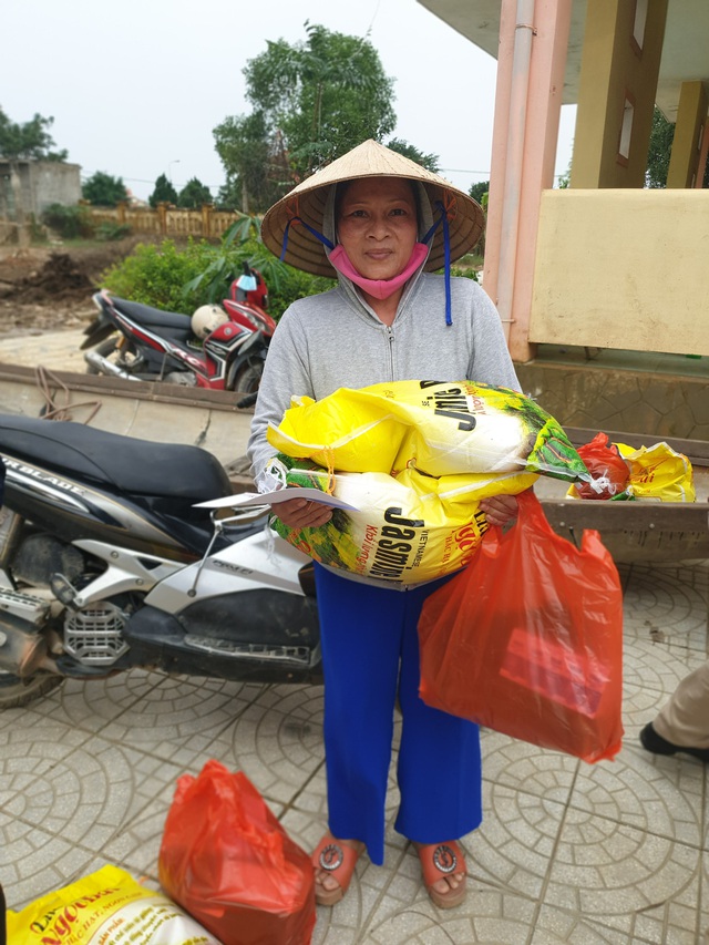 Báo Gia đình và Xã hội tiếp tục trao quà cho đồng bào vùng lũ tỉnh Quảng Bình - Ảnh 12.