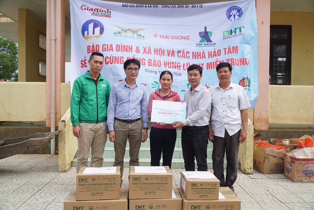 Báo Gia đình và Xã hội tiếp tục trao quà cho đồng bào vùng lũ tỉnh Quảng Bình - Ảnh 7.