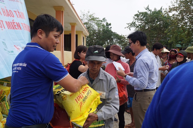 Báo Gia đình và Xã hội tiếp tục trao quà cho đồng bào vùng lũ tỉnh Quảng Bình - Ảnh 11.