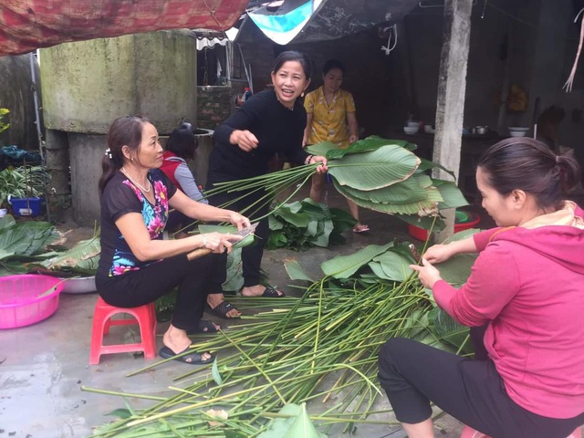 Xúc động người dân Hà Tĩnh dùng gạo cứu trợ nổi lửa nấu bánh “đáp tình” người Nghệ An - Ảnh 4.