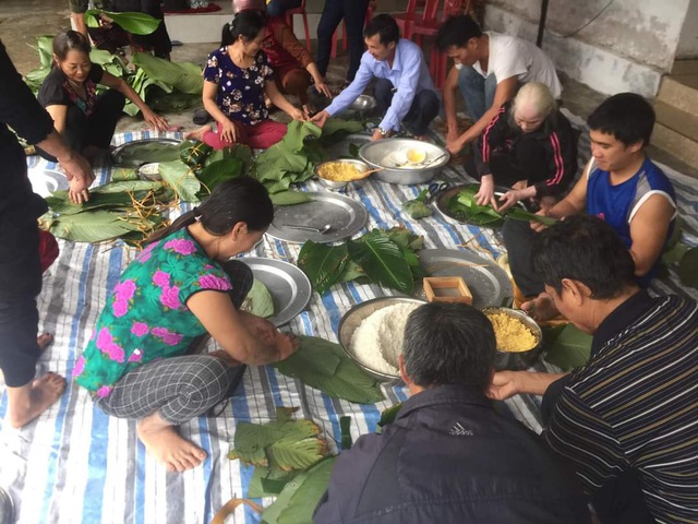 Xúc động người dân Hà Tĩnh dùng gạo cứu trợ nổi lửa nấu bánh “đáp tình” người Nghệ An - Ảnh 5.