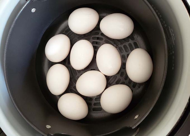 Quên cách luộc trứng cũ đi, luộc trứng bằng nồi chiên không dầu mới là đỉnh cao - Ảnh 2.