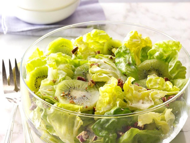 Nếu chị em đã chán ăn rau củ luộc trong mỗi bữa cơm, món salad xanh mướt vừa ngon vừa bắt mắt này sẽ giúp bạn đổi vị mà chỉ tốn 5 phút chế biến! - Ảnh 4.