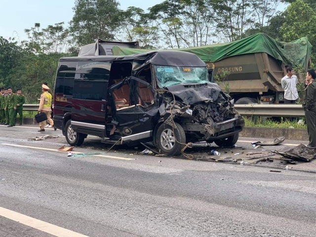 Nữ cán bộ Tỉnh ủy Yên Bái tử vong trong vụ xe Limousine đâm vào xe container trên cao tốc Nội Bài - Lào Cai - Ảnh 4.