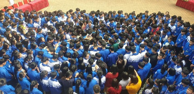 Hơn 1.000 học sinh, thầy cô ôm nhau khóc giữa sân trường - Ảnh 1.