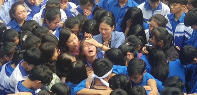 Hơn 1.000 học sinh, thầy cô ôm nhau khóc giữa sân trường - Ảnh 2.