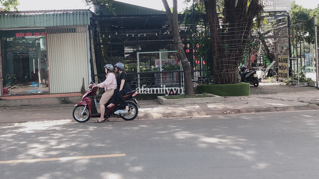 Cô gái Bình Phước hơn một thập kỷ làm đôi chân cho bạn tới lớp, một ngày bạn nói một câu, cả hai ôm nhau khóc nức nở - Ảnh 5.