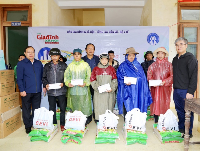 Báo Gia đình và Xã hội trao quà hỗ trợ đến người dân xã Tân Hóa, tỉnh Quảng Bình - Ảnh 4.