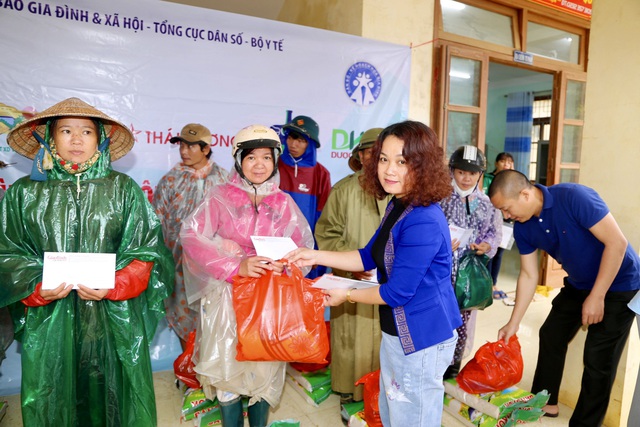 Báo Gia đình và Xã hội trao quà hỗ trợ đến người dân xã Tân Hóa, tỉnh Quảng Bình - Ảnh 8.