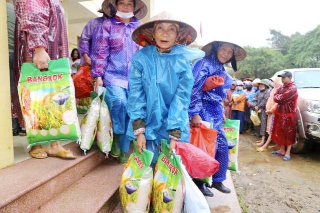 Báo Gia đình và Xã hội trao quà hỗ trợ đến người dân xã Tân Hóa, tỉnh Quảng Bình - Ảnh 11.