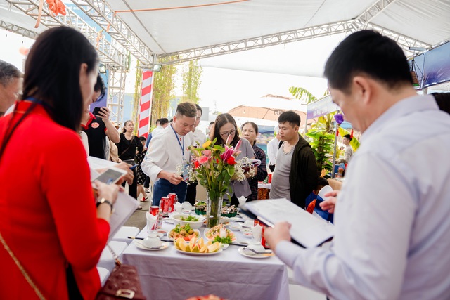 Mãn nhãn loạt món ăn hải sản được bài trí theo phong cách “rồng bay phượng múa” - Ảnh 13.