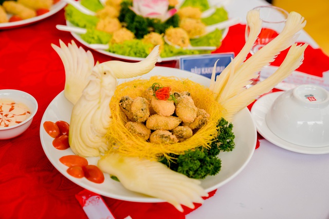 Mãn nhãn loạt món ăn hải sản được bài trí theo phong cách “rồng bay phượng múa” - Ảnh 9.