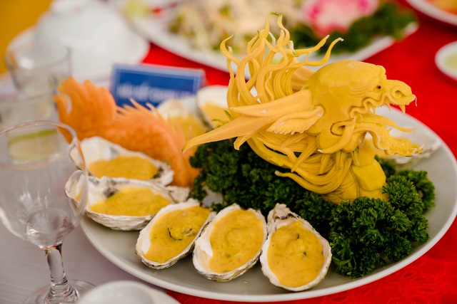 Mãn nhãn loạt món ăn hải sản được bài trí theo phong cách “rồng bay phượng múa” - Ảnh 7.