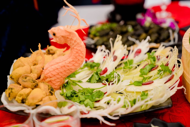 Mãn nhãn loạt món ăn hải sản được bài trí theo phong cách “rồng bay phượng múa” - Ảnh 6.