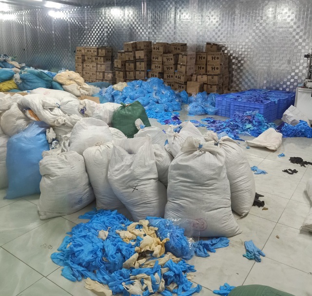 Bắc Ninh: Phát hiện kho hàng chứa gần chục tấn găng tay cao su nhăn nhúm, bẩn thỉu - Ảnh 2.