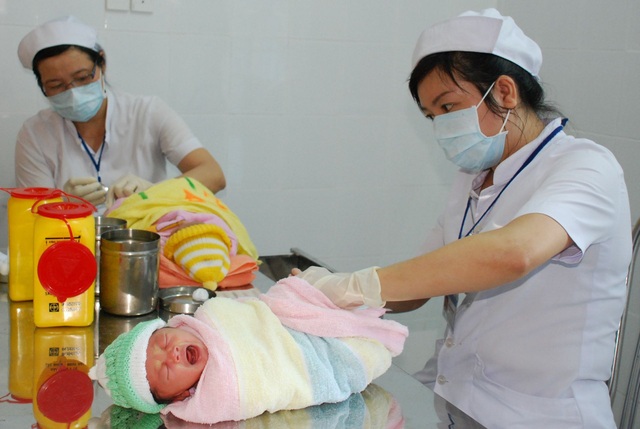 Số con của một phụ nữ Hà Tĩnh cao hơn gấp đôi ở TP HCM và câu chuyện đa màu trong mức sinh ở Việt Nam - Ảnh 1.