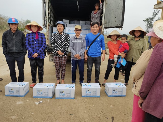 Báo Gia đình và Xã hội đưa nước uống sạch đến với người dân vùng rốn lũ Tân Ninh - Ảnh 2.