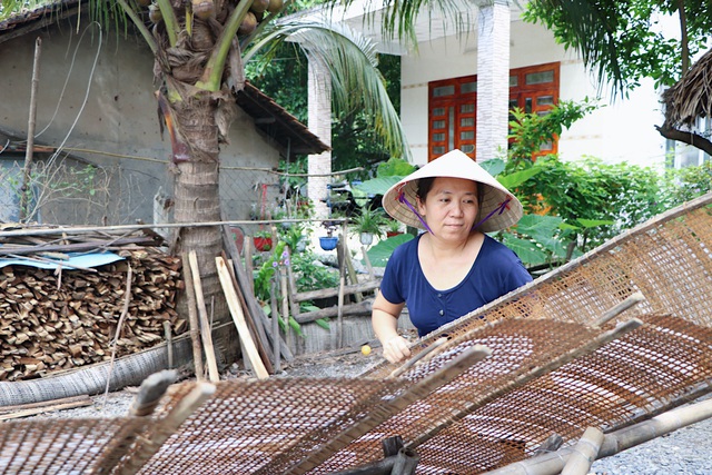 Từ bỏ làm hướng dẫn viên du lịch, người phụ nữ lui về góc bếp ‘giữ hồn’ bánh tráng truyền thống hơn 80 năm tuổi - Ảnh 2.