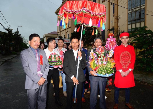 Cô dâu giận tím mặt vì bộ ảnh tiệc cưới phong cách... mất điện, tức nhất là tấm trong nhà hàng - Ảnh 2.