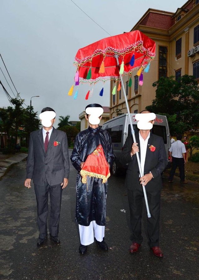 Cô dâu giận tím mặt vì bộ ảnh tiệc cưới phong cách... mất điện, tức nhất là tấm trong nhà hàng - Ảnh 3.