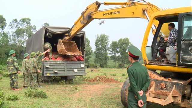 Hà Tĩnh hủy nổ an toàn 2 quả bom sót lại sau chiến tranh - Ảnh 3.