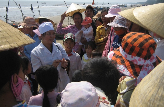 Kiểm soát dân số các xã ven biển huyện Hoằng Hóa còn nhiều khó khăn - Ảnh 2.